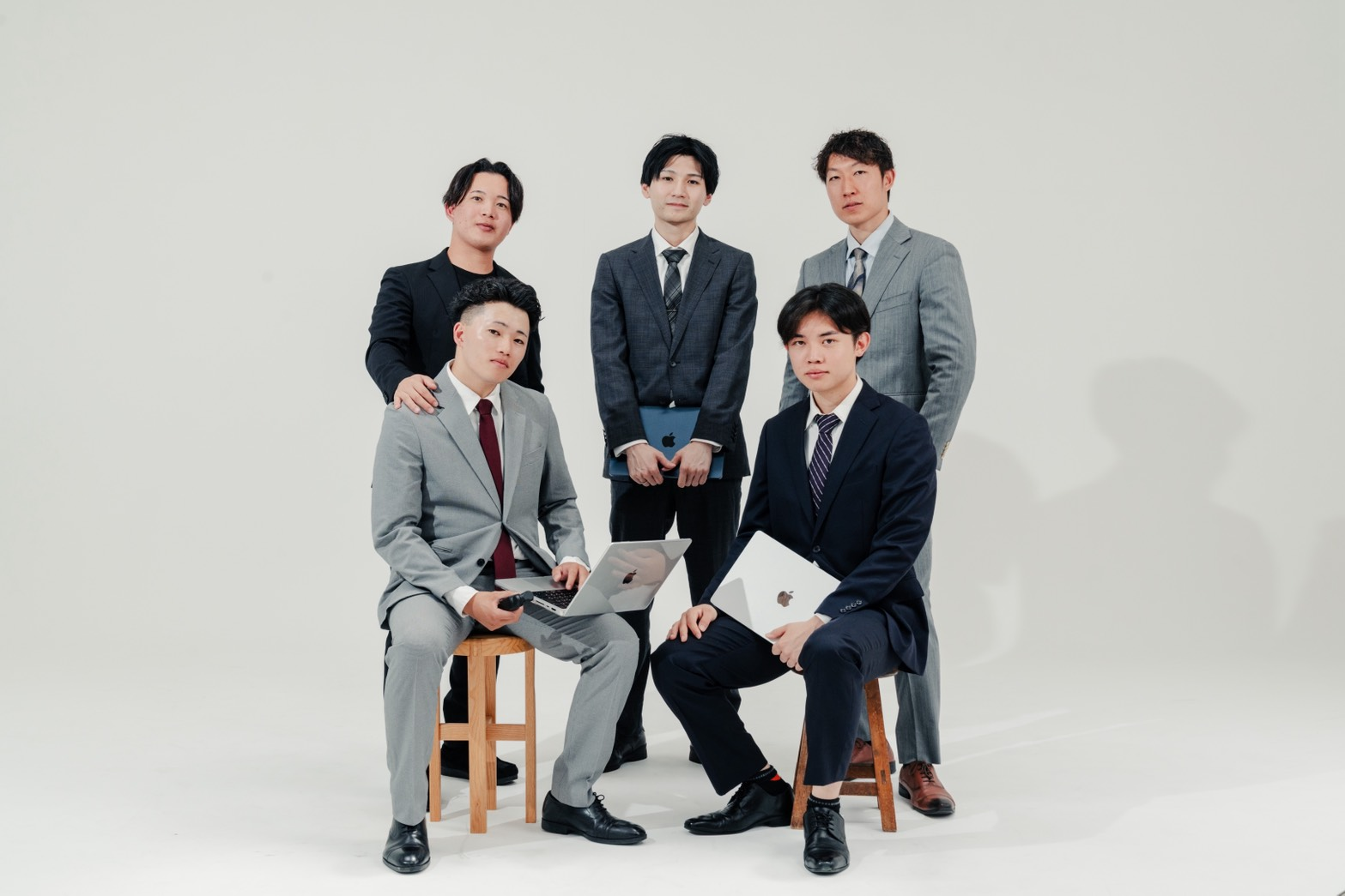 チームで議論するGoldRoseのメンバー